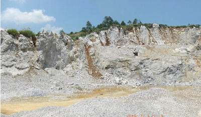安徽宏日鉱業有限公司のドロマイト採掘現場